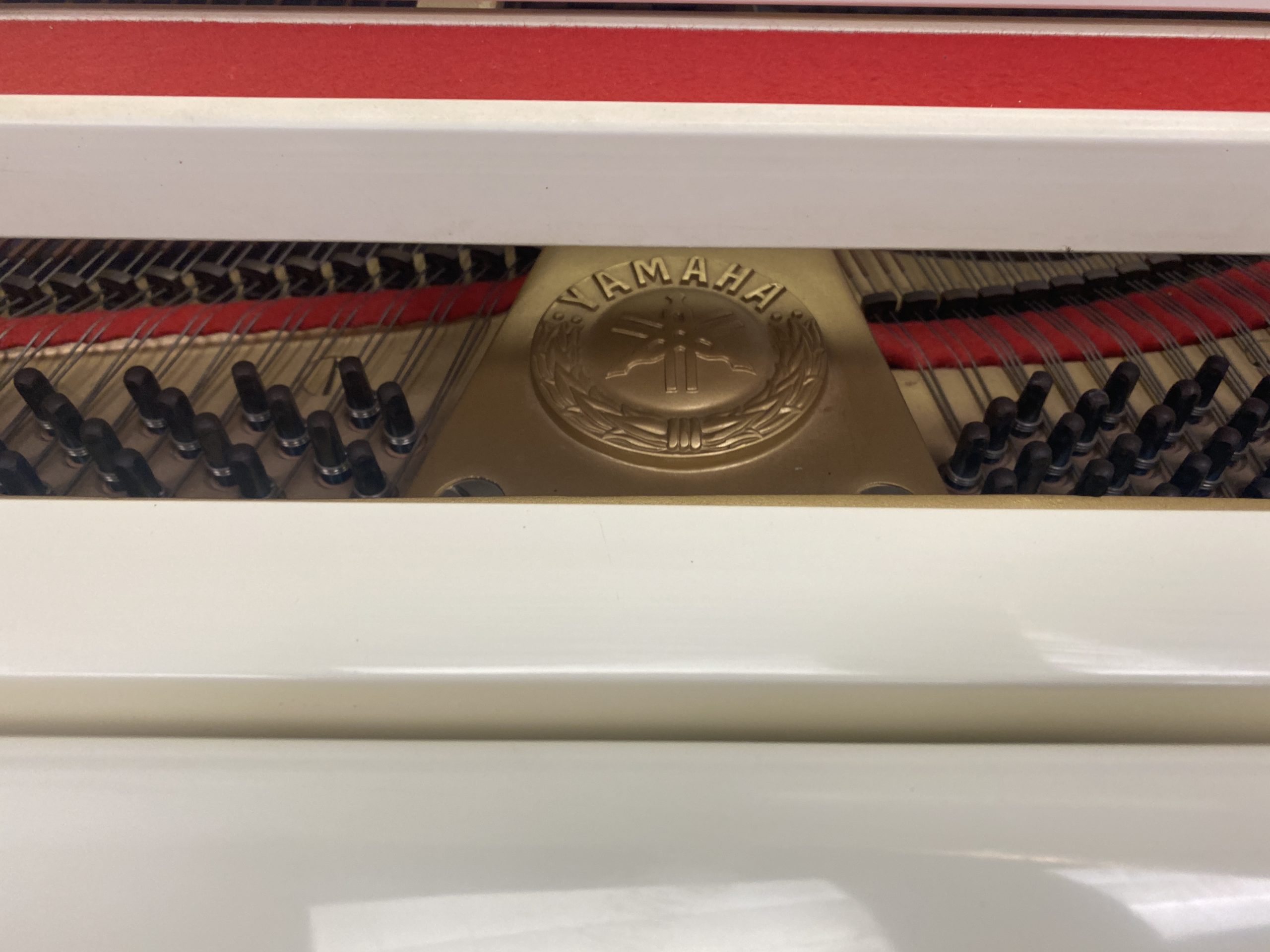Yamaha G2 Grand Piano White Polish E2243242 emblem Solich Piano Yamaha G2 Grand Piano White Polish E2243242 emblem