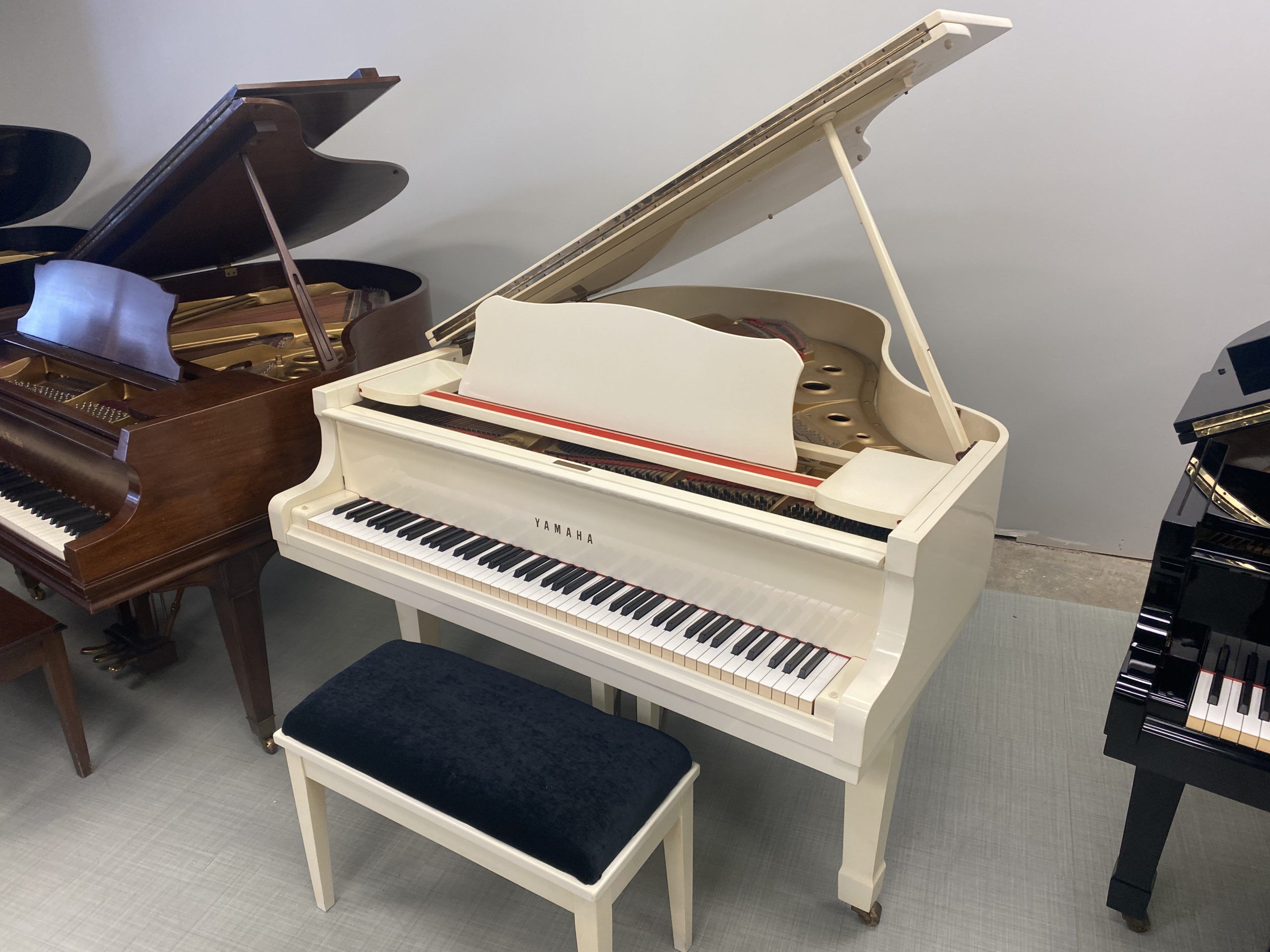 Yamaha G2 Grand Piano White Polish E2243242 top angle Solich Piano Yamaha G2 Grand Piano White Polish E2243242 top angle