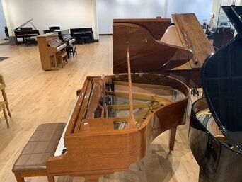 Wurlitzer baby grand piano side view Wurlitzer baby grand piano side view