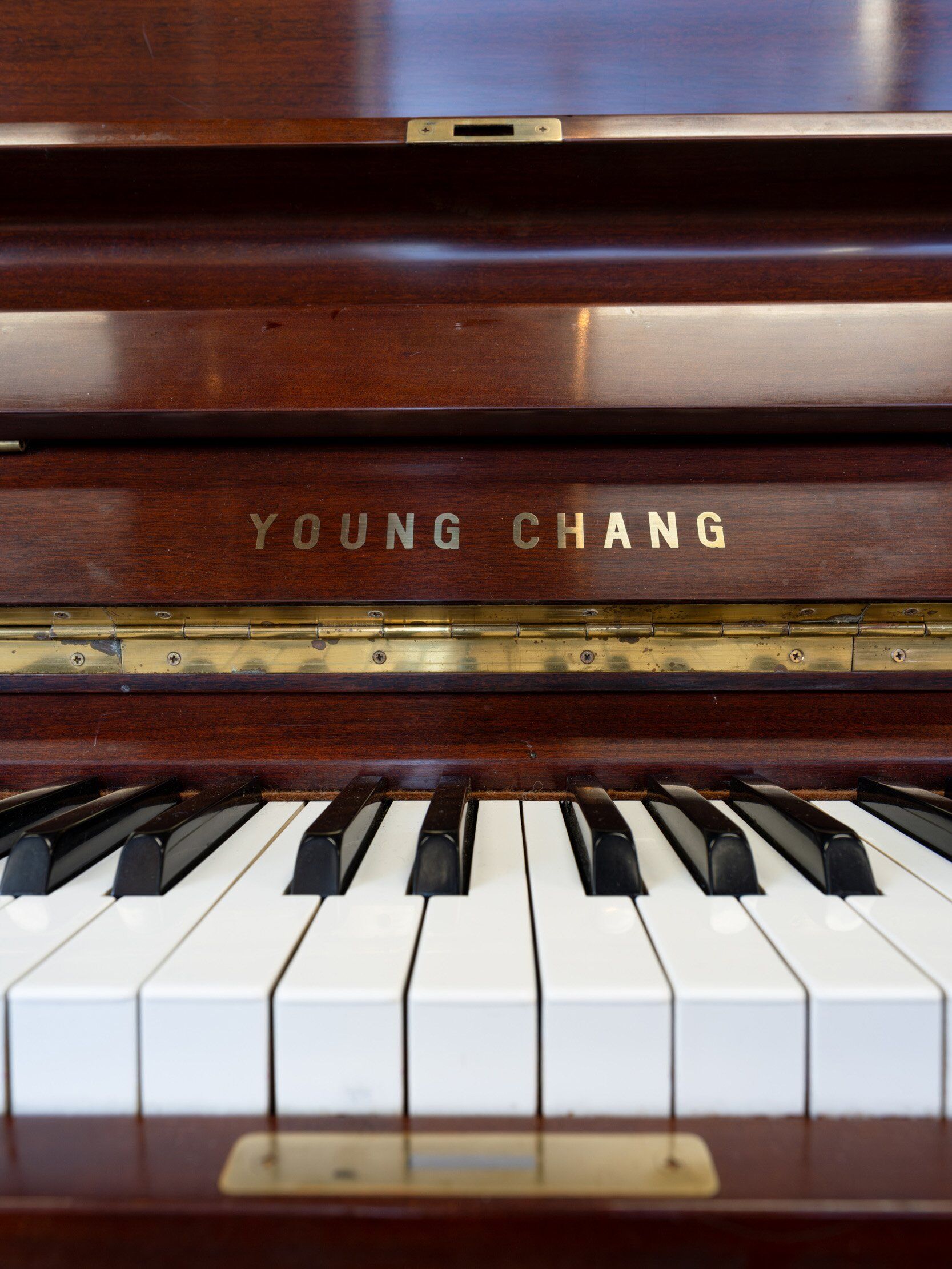 Solich Piano Pittsburgh - Young Chang U121 - Front View Keyboard (vertical)
