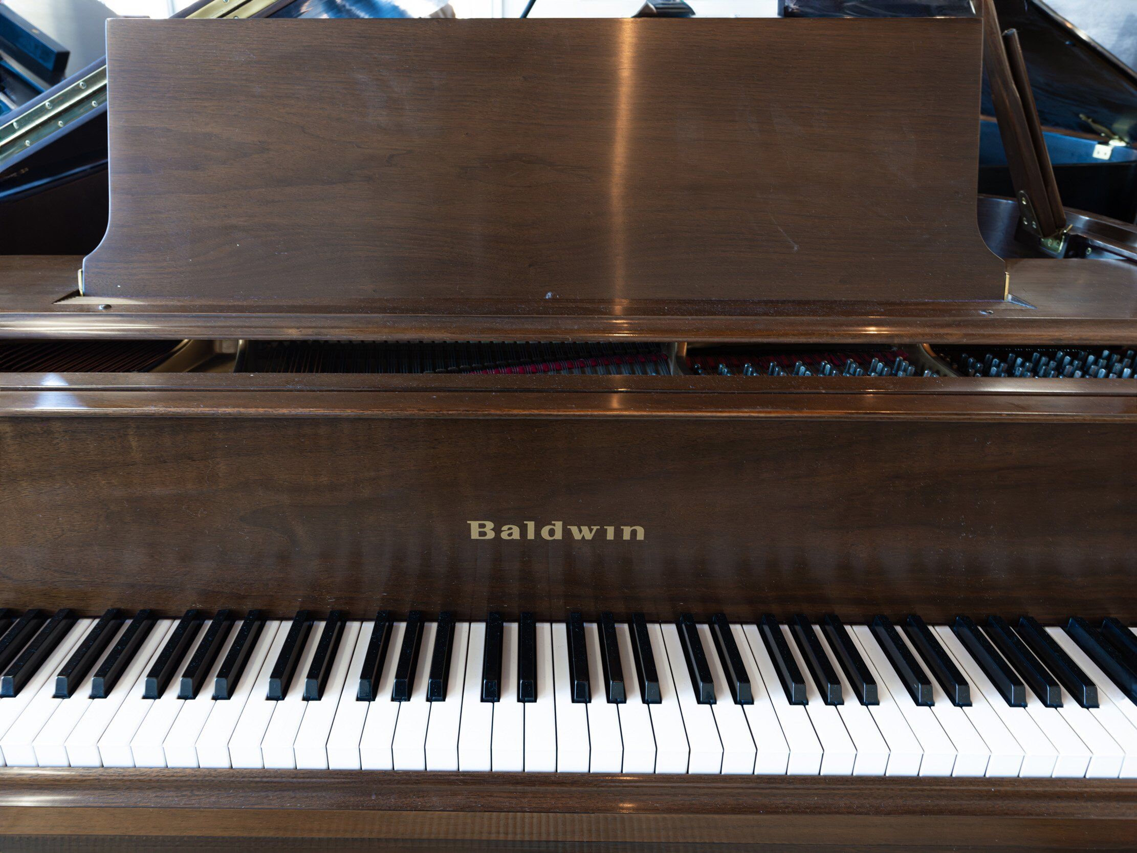 Solich Piano Detroit - Baldwin L Walnut - Front View Keyboard