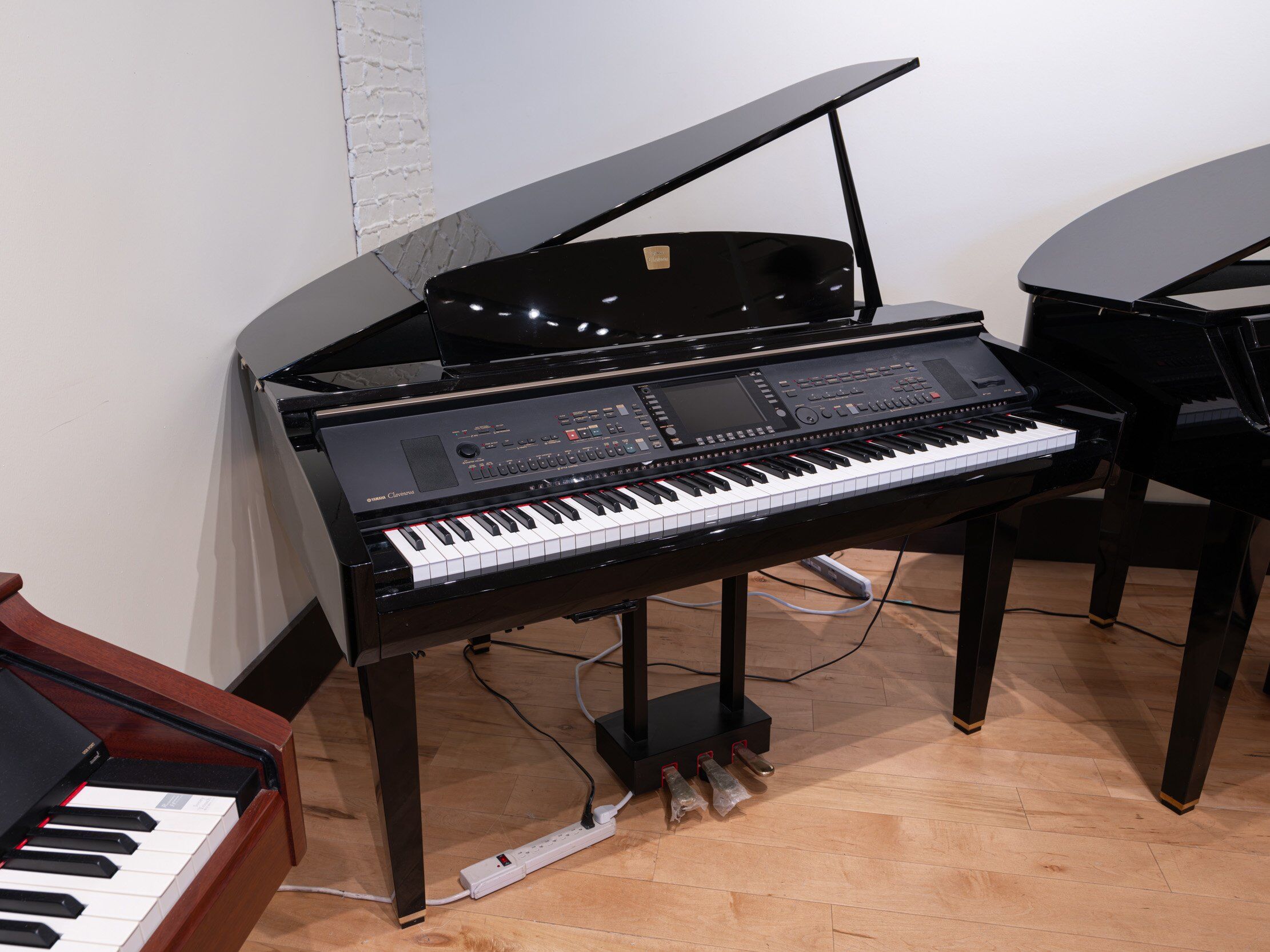 Solich Piano Cleveland - Yamaha CVP-309GP - Left Side
