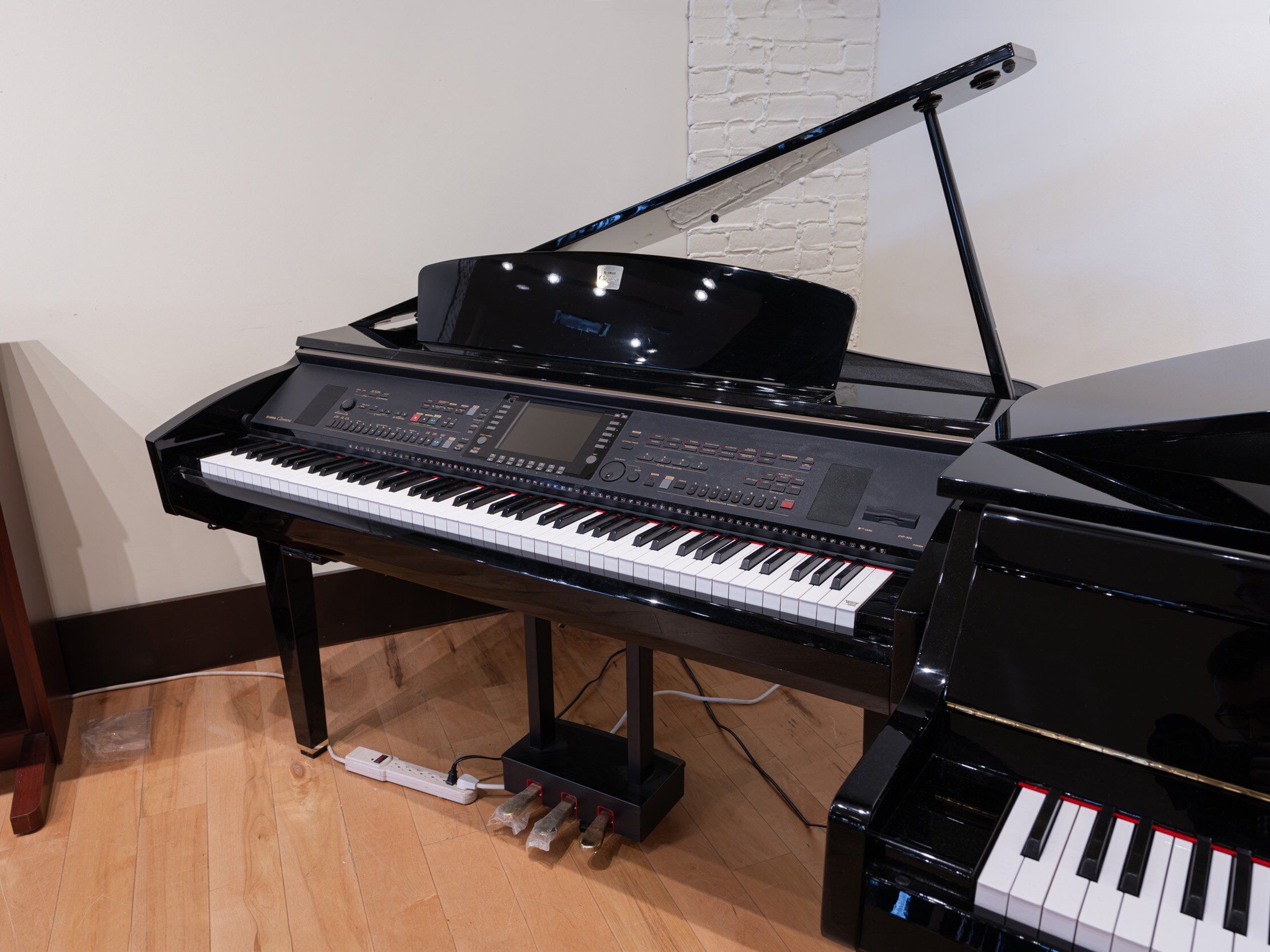 Solich Piano Cleveland - Yamaha CVP-309GP - Right Side