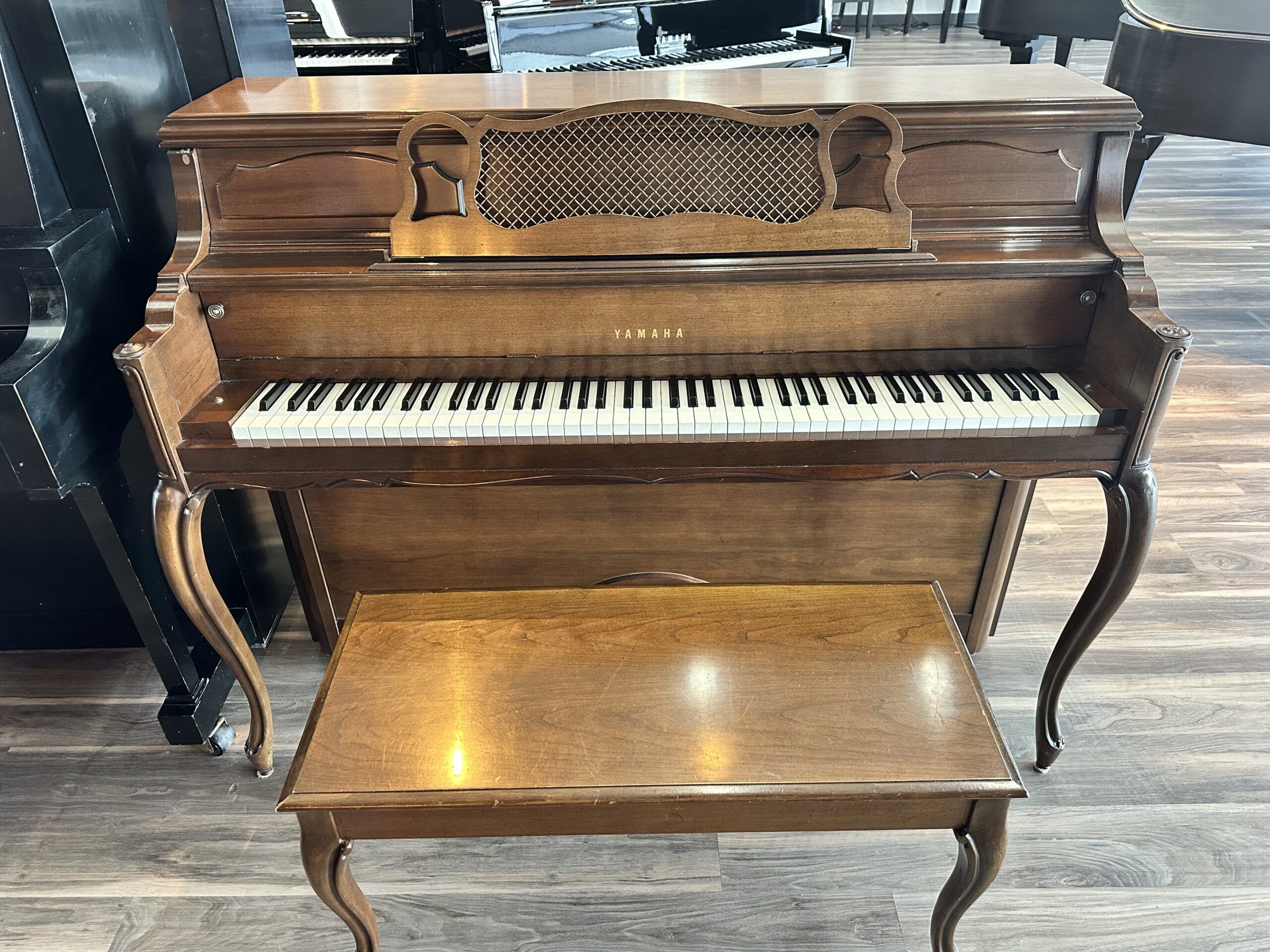 Yamaha-M205-Walnut-front-view-