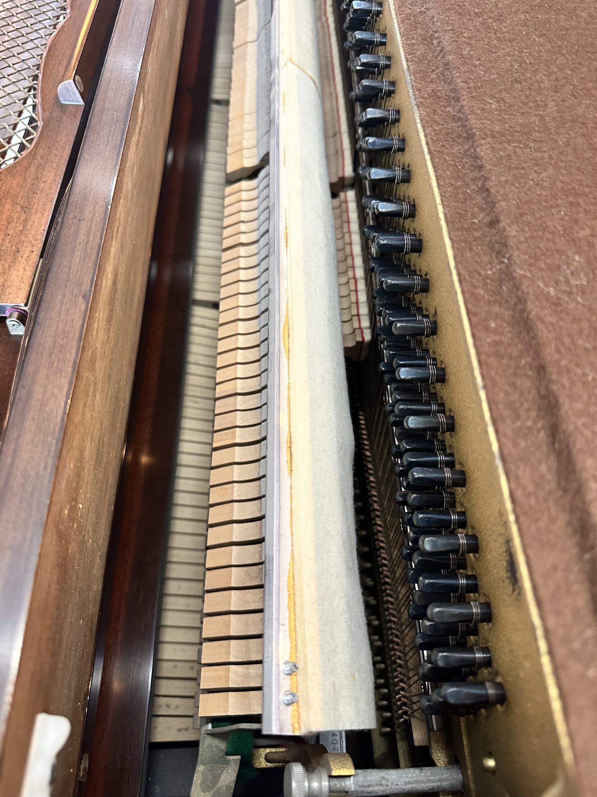Yamaha-M205-Walnut-inside-view