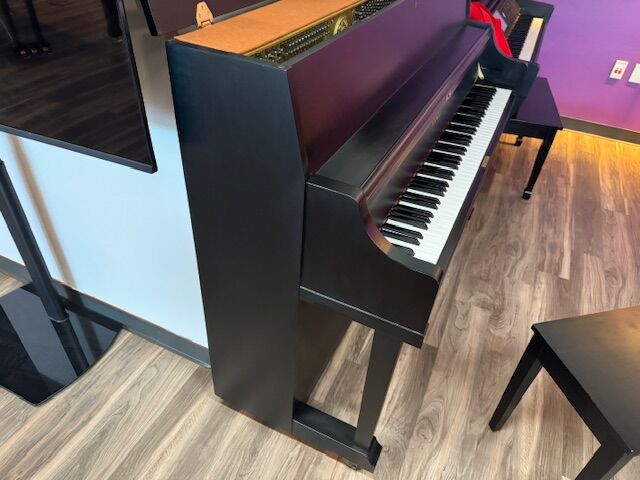 Kawai UST-8C Upright Piano Life Side View Kawai UST-8C Upright Piano Life Side View