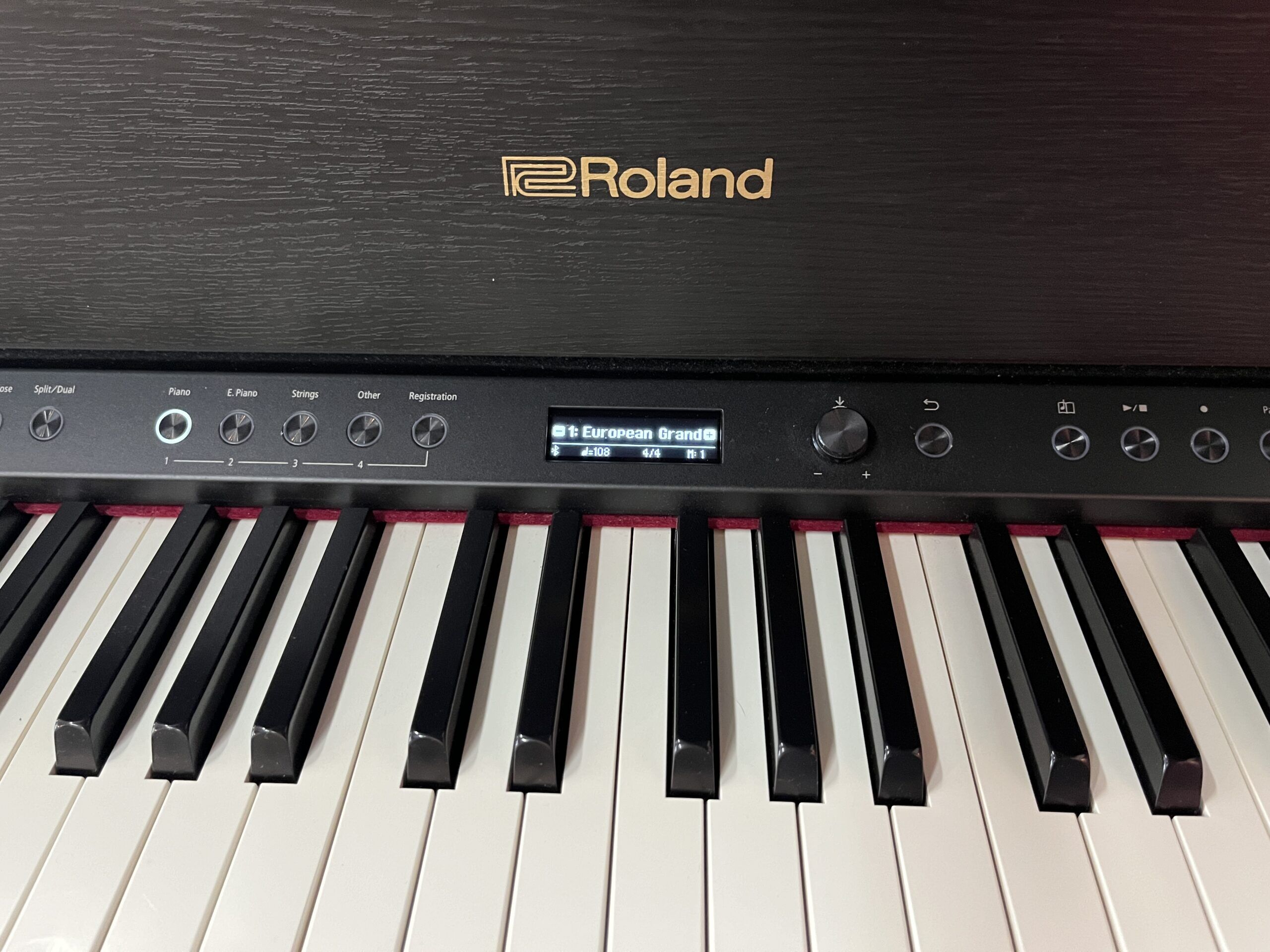 Roland-LX708-Z0Q2369-keyboard-closeup-view