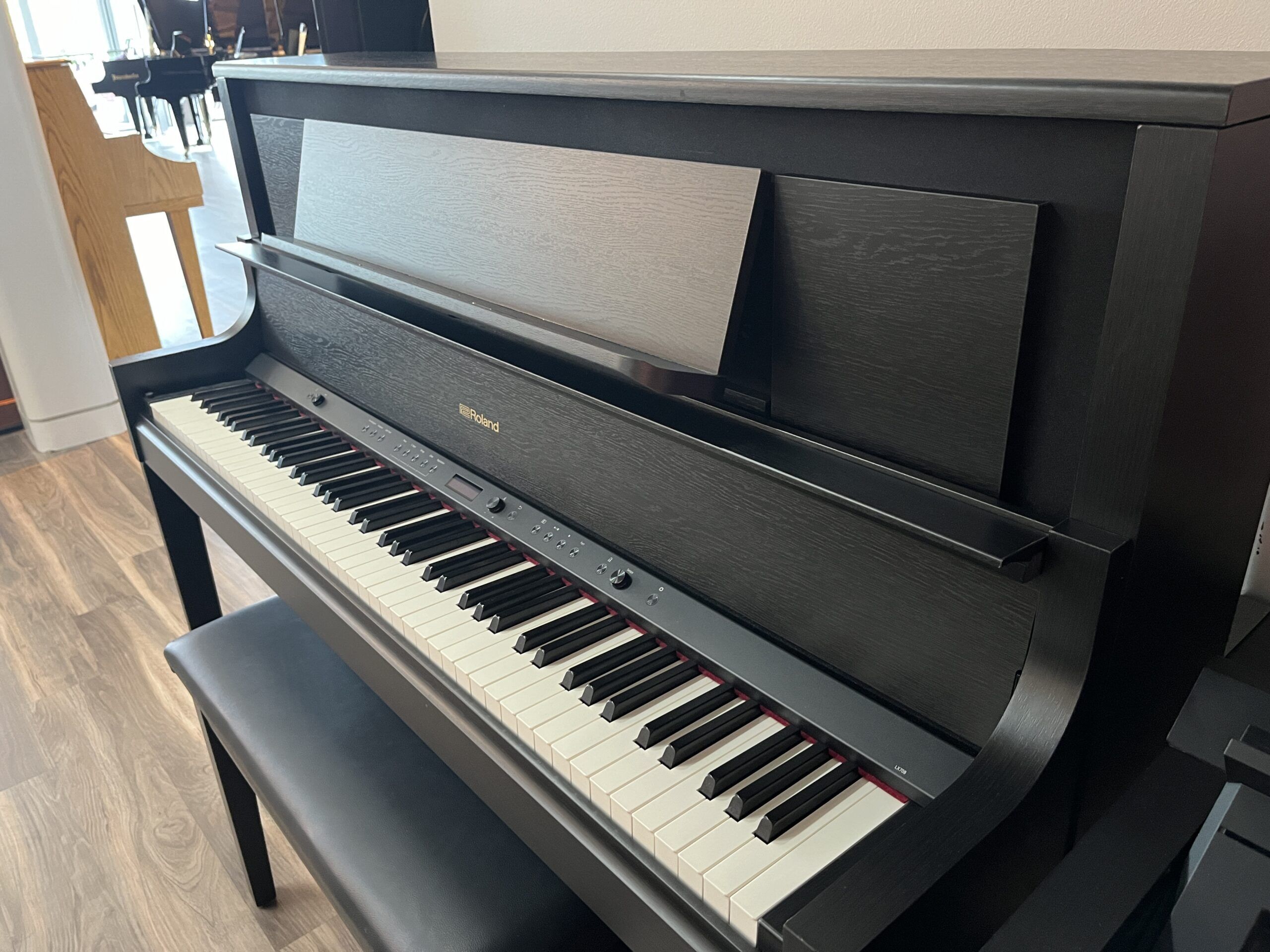 Roland-LX708-Z0Q2369-right-view