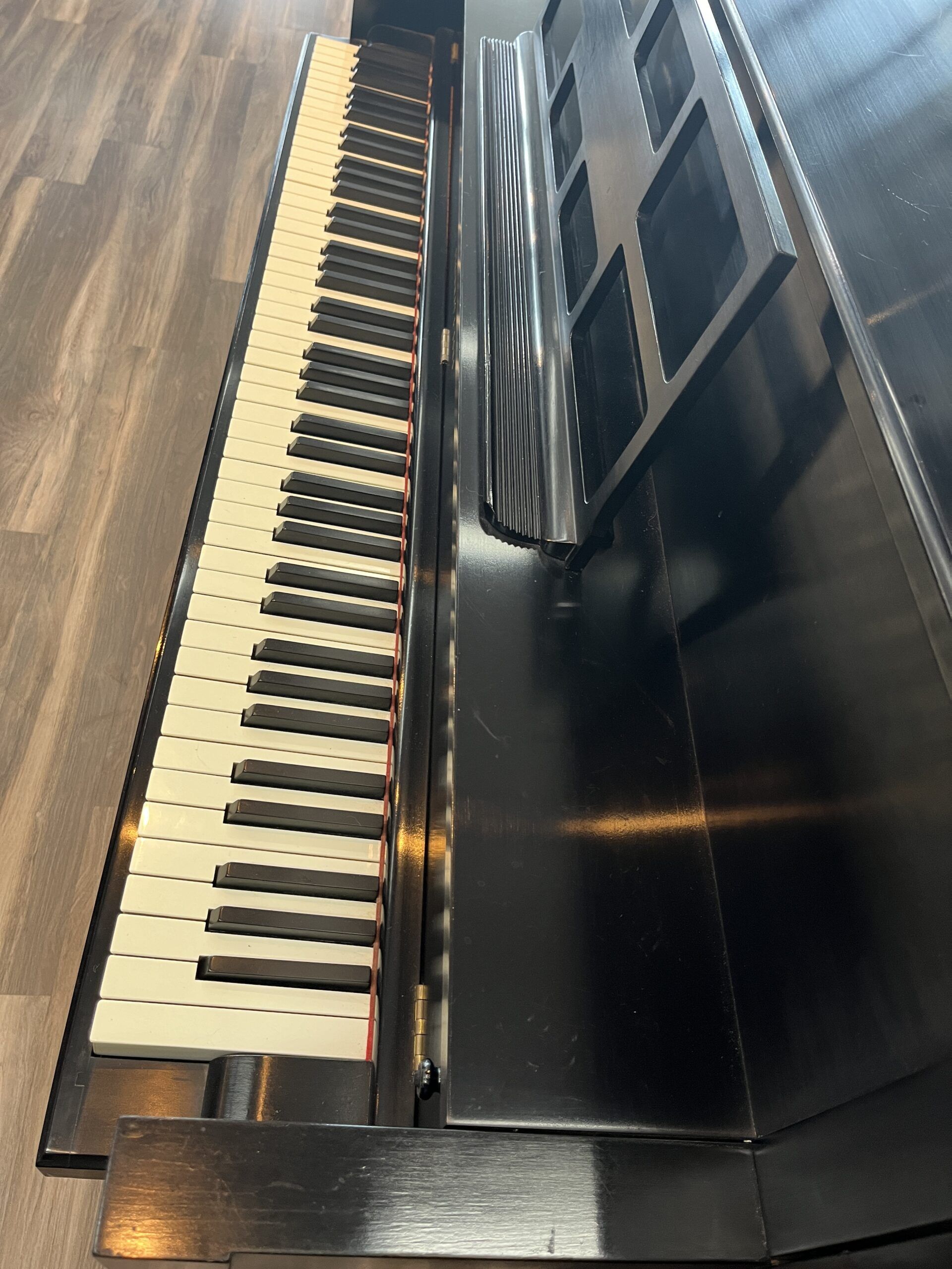 Steinway-Model-F-matte-black-434685-keyboard-view