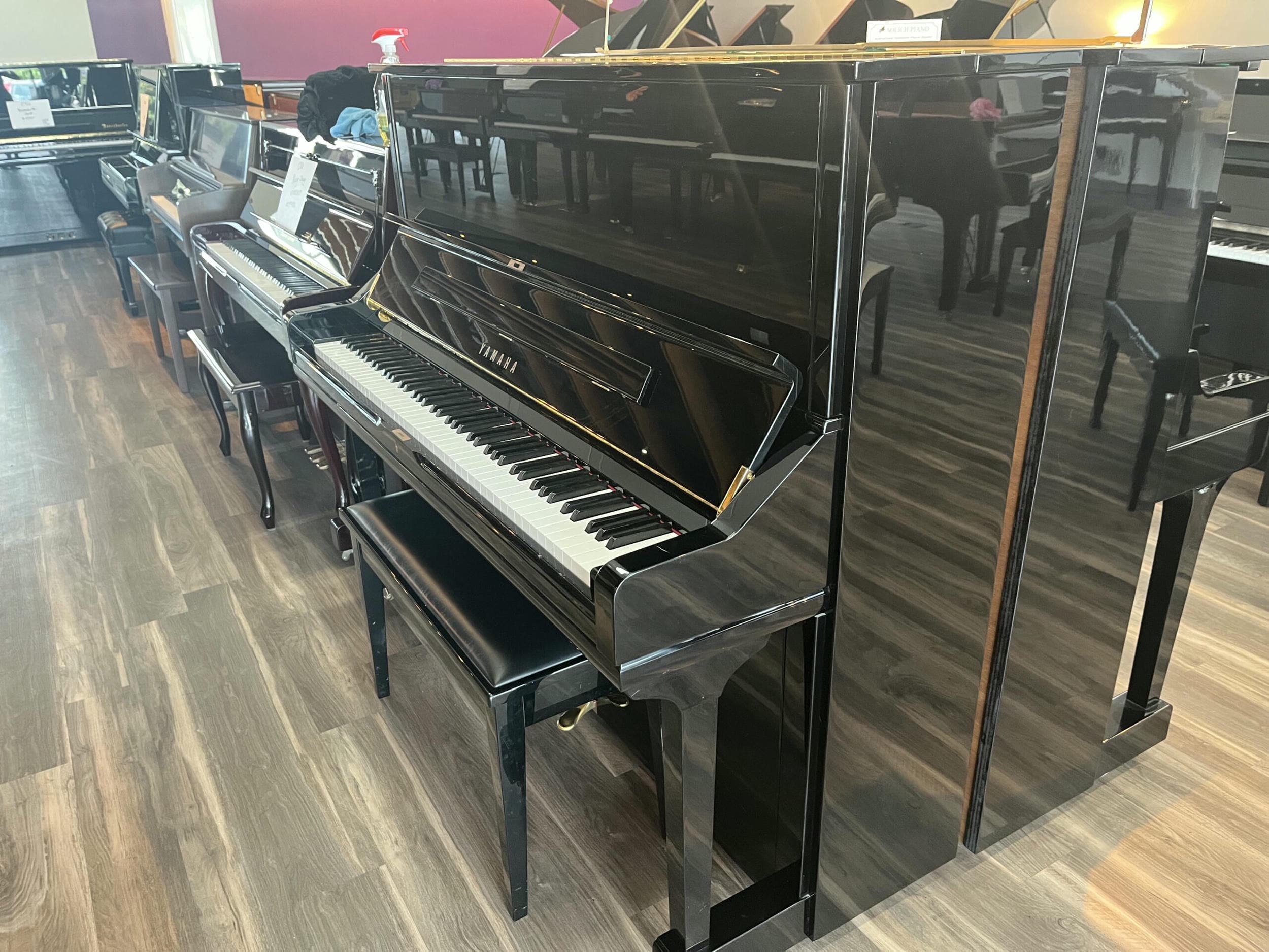 Yamaha-U3PE-6120841-right-view