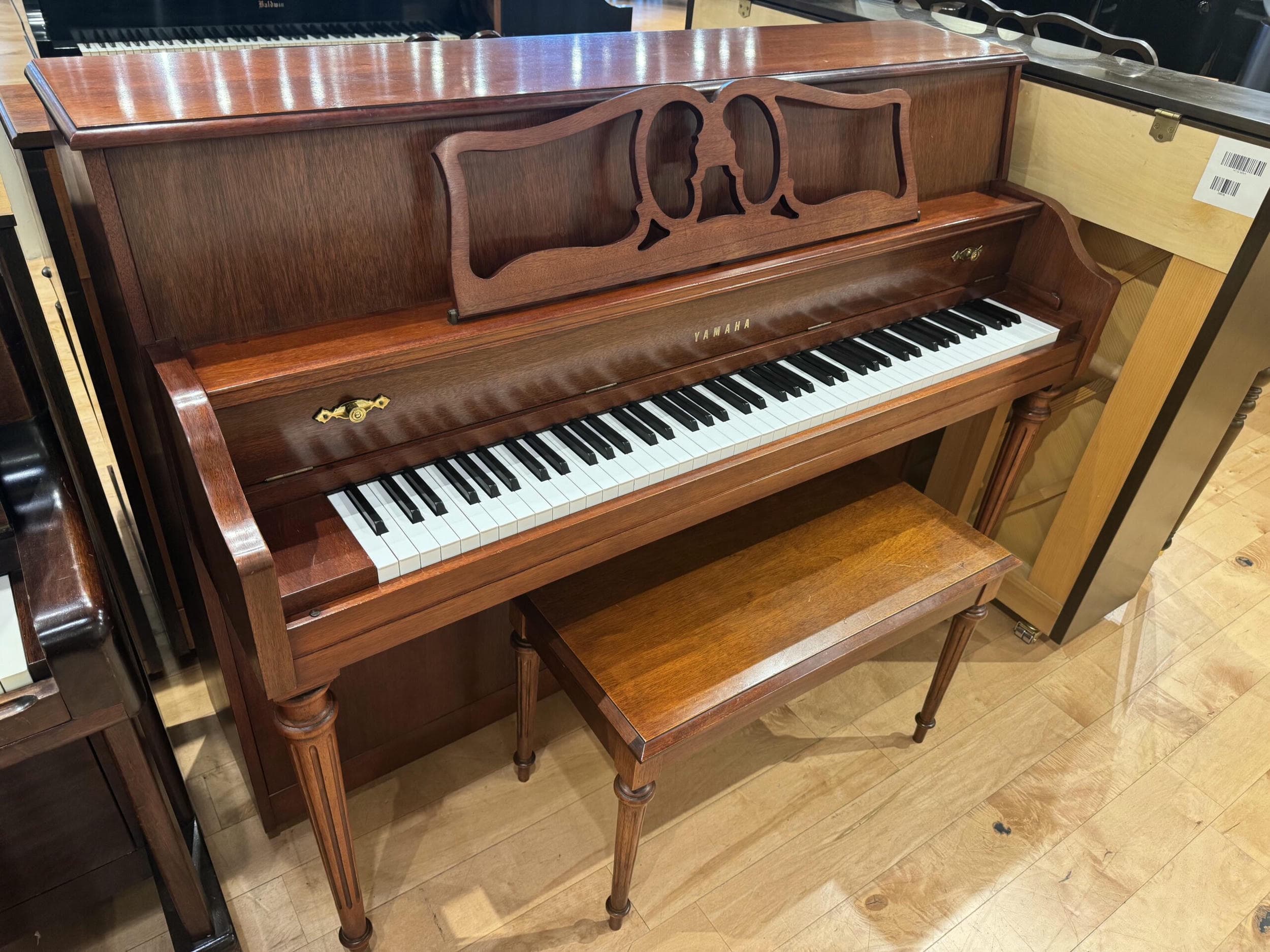 Solich-Piano-Columbus-Yamaha-M500s-Left-Side