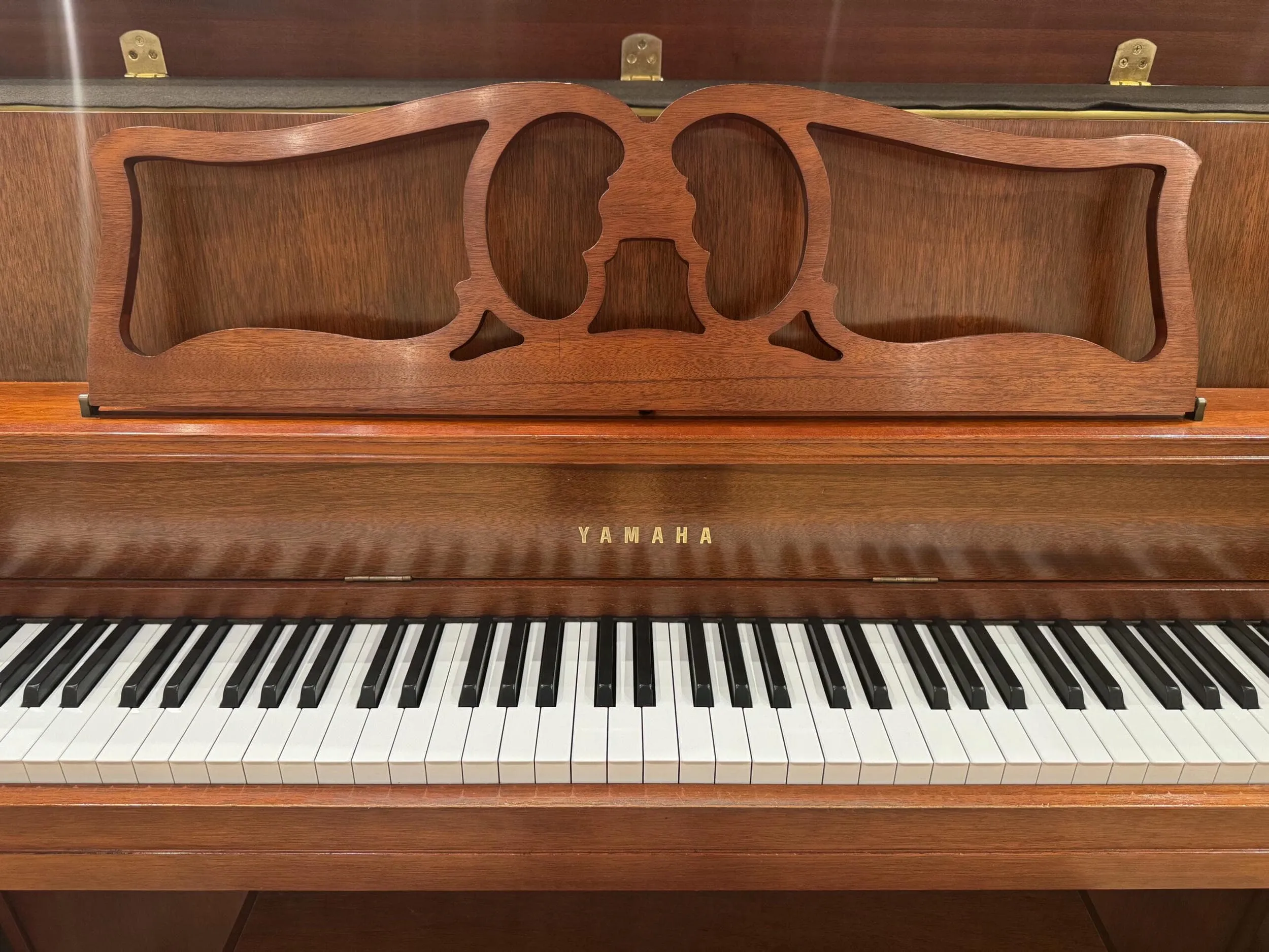 Solich-Piano-Columbus-Yamaha-M500s-Music-Rack