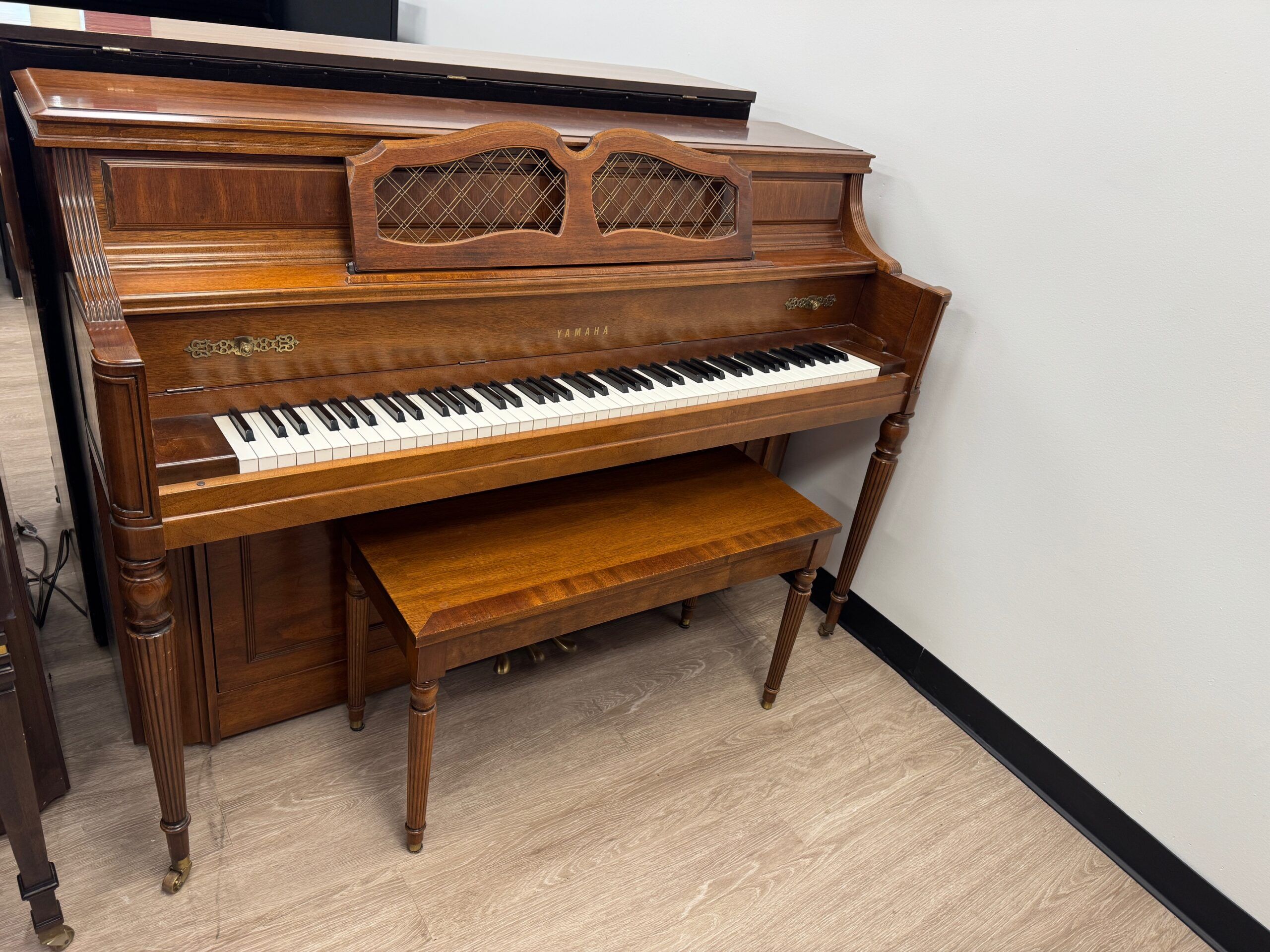 solich-piano-cleveland-yamaha-m23mah-left-side