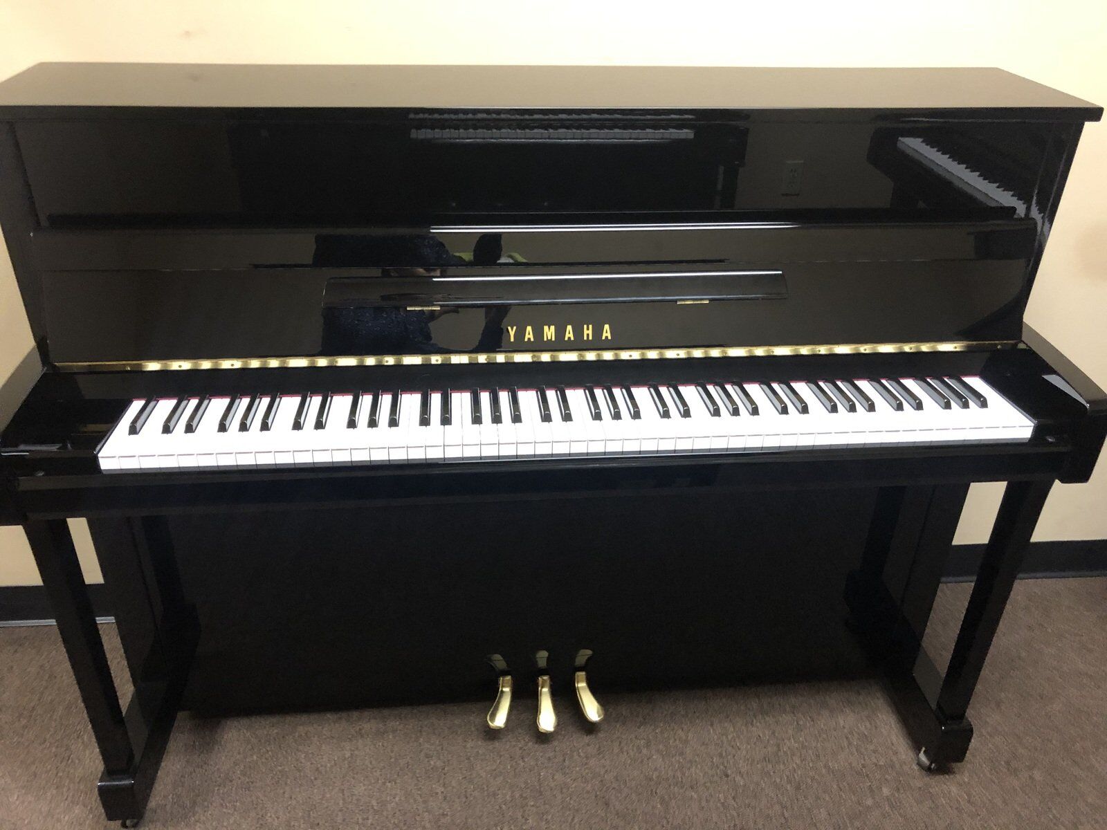 Yamaha-b2PE-straight-on Yamaha b2PE upright piano straight-on