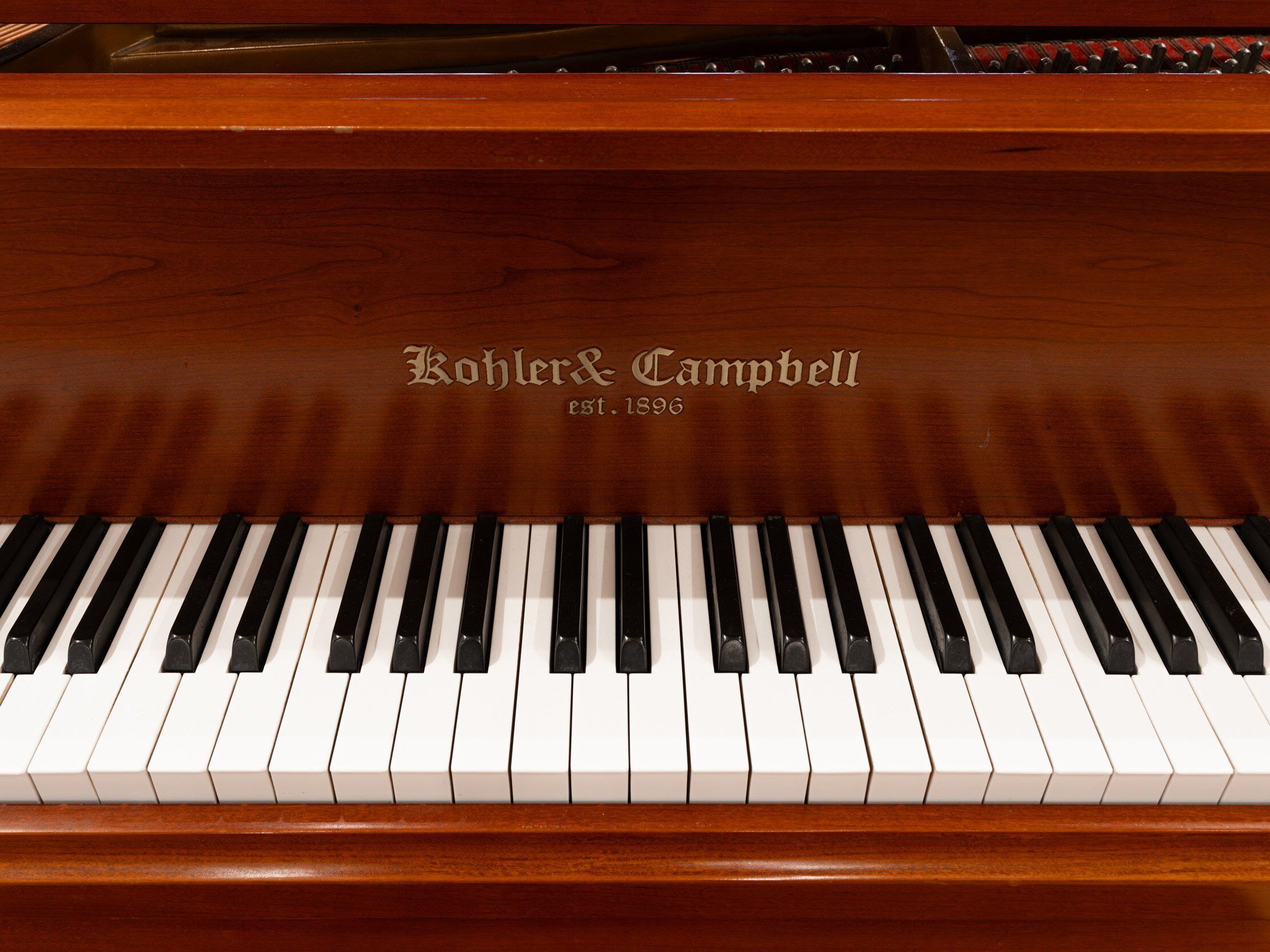 Solich Piano Cleveland - Kohler & Campbell SKG-400S - Front View Keyboard