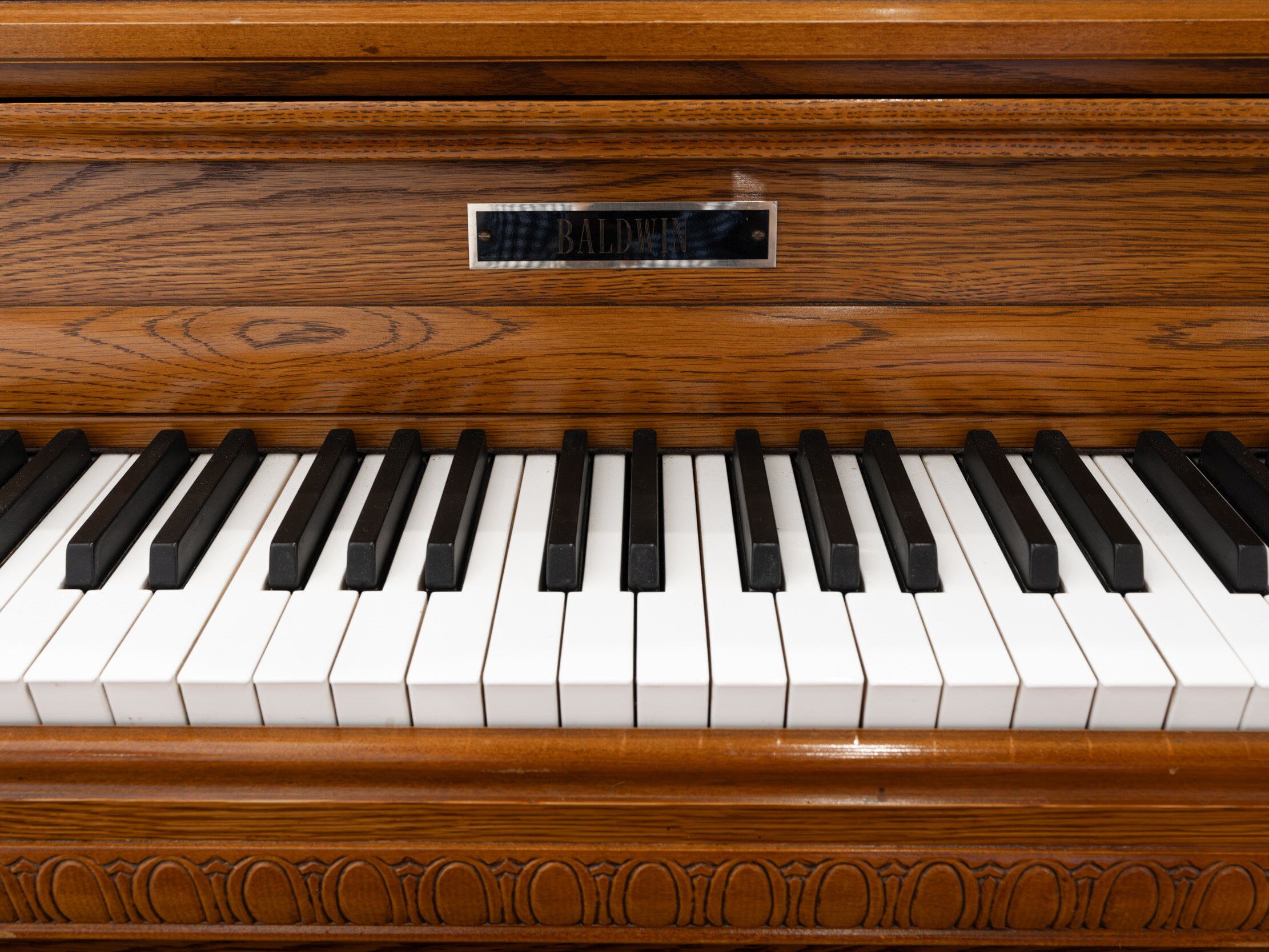 Solich Piano Cleveland - Baldwin 5045 Oak - Front View Keyboard