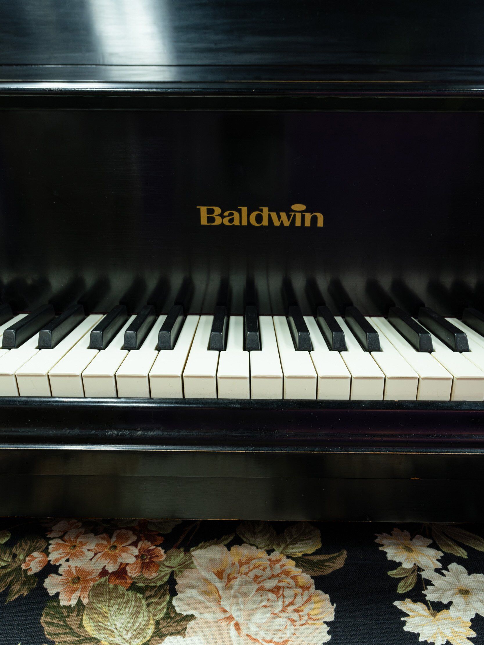 Solich Piano Pittsburgh - Baldwin M Satin Ebony - Front View Keyboard (vertical)