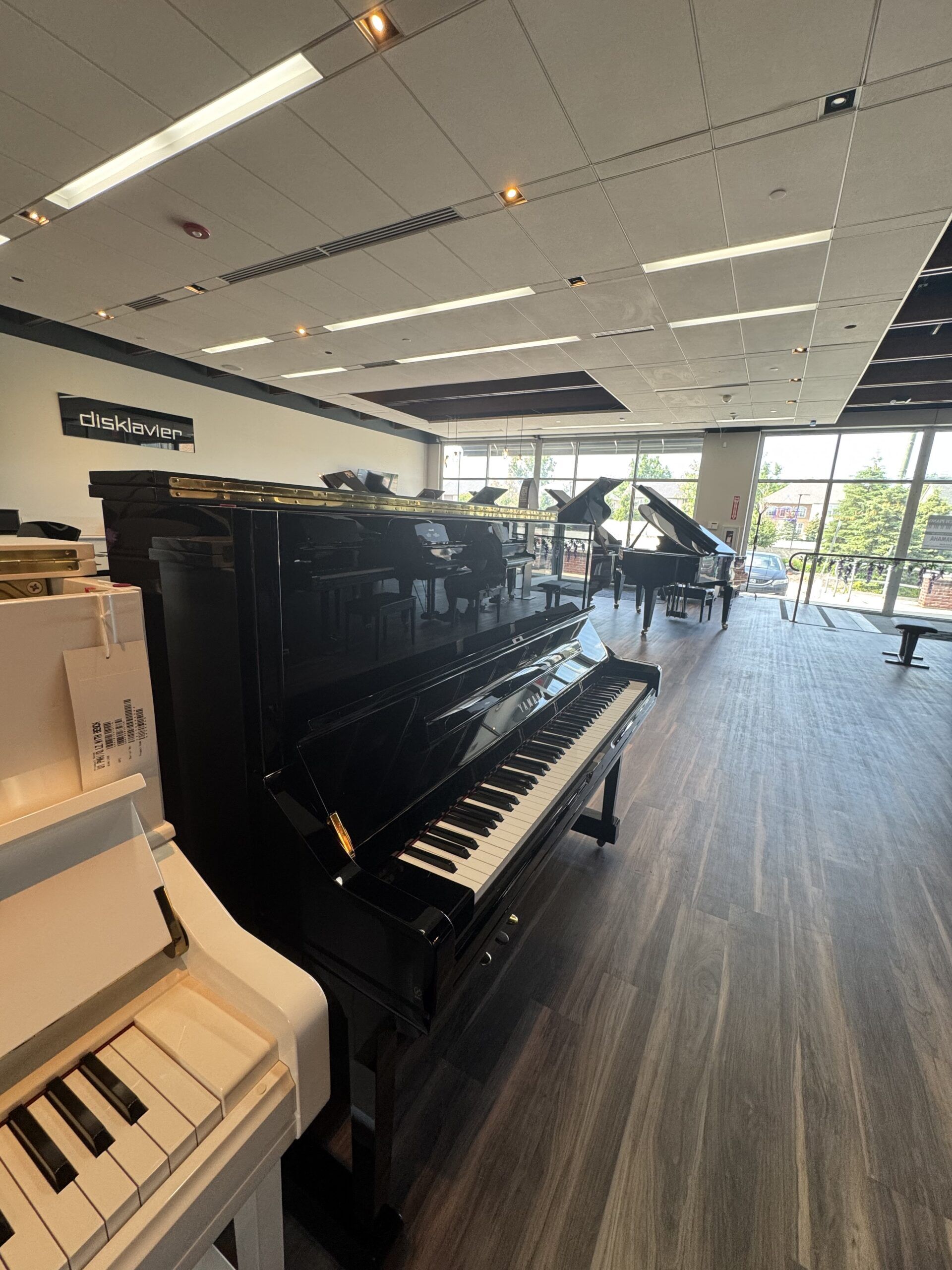 Yamaha-U3-6120841-Left