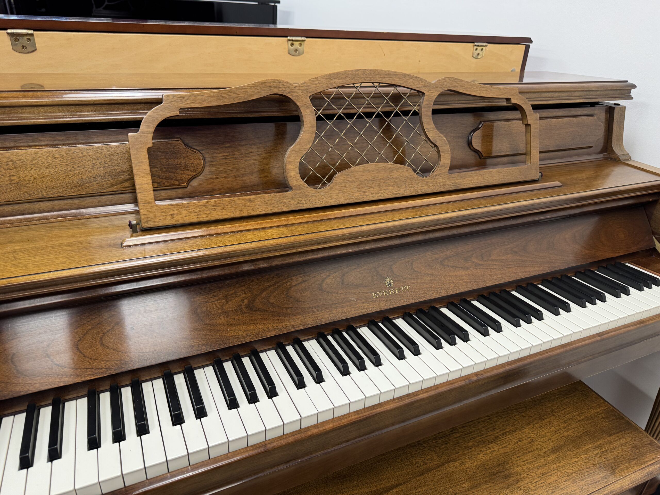 Solich-Piano-Cleveland-Everett-Model-6201-Angle-View