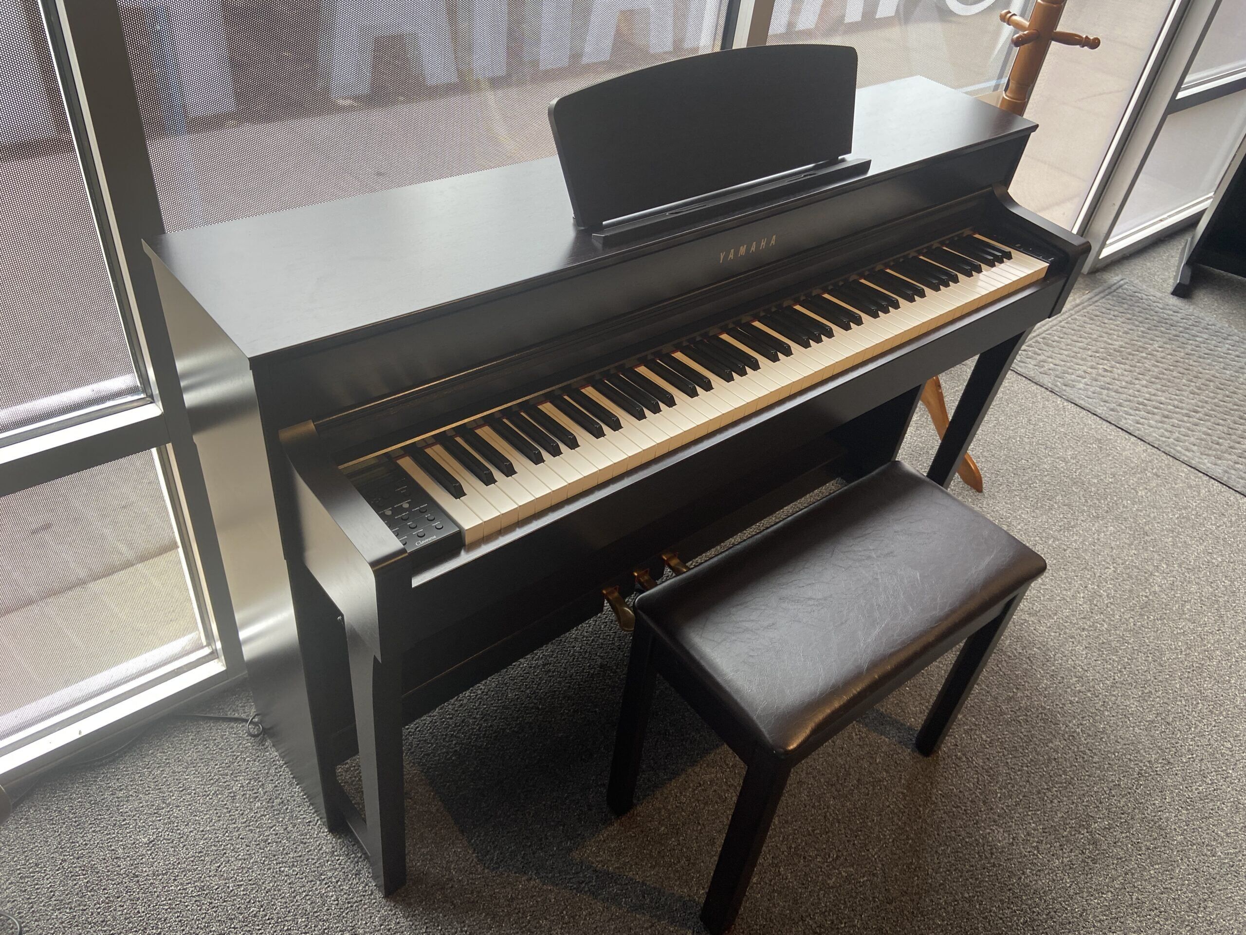 Yamaha CLP635R Clavinova USED digital piano - left side view Yamaha CLP635R Clavinova USED digital piano - left side view