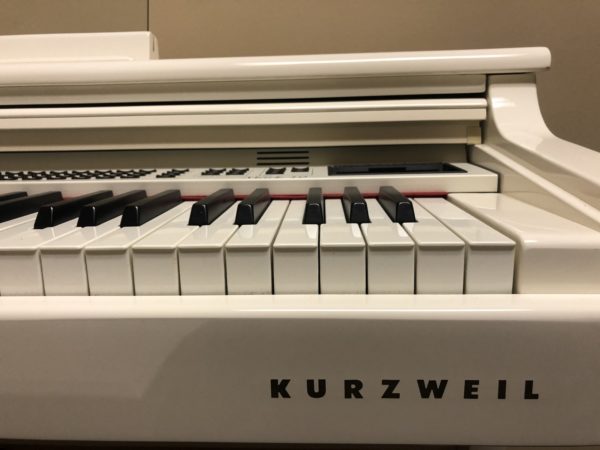 Kurzweil 10WM piano logo view