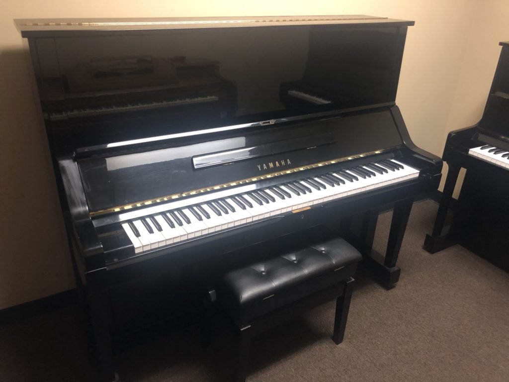 Yamaha 48_ Studio Black Polish 2218129 angle view upright piano