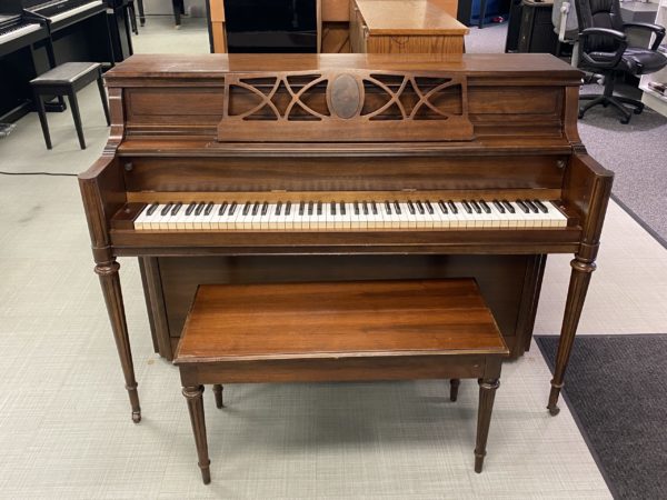 Yamaha M203 Walnut piano