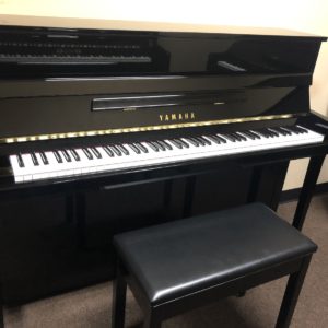 Yamaha b2PE piano left angle bench