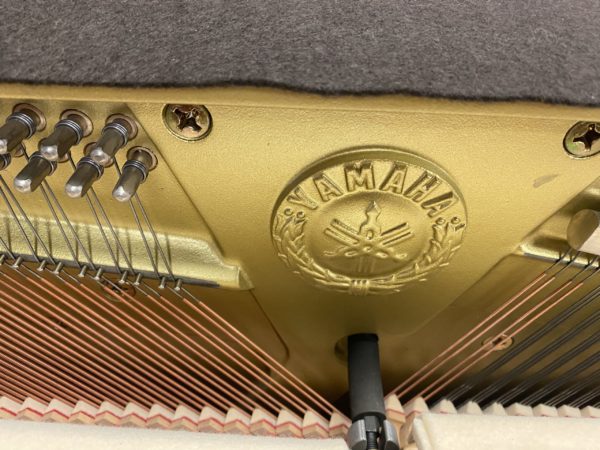 Yamaha M450 TC Upright Piano soundboard hammers close