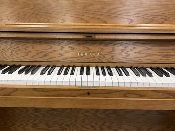 Yamaha P22 Oak upright Solich piano keys