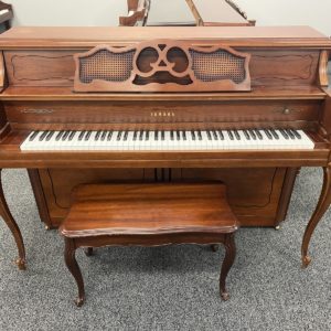 Used Yamaha M405 piano Queen Anne front view