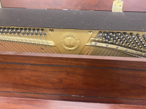 Used Yamaha M405 piano Queen Anne soundboard