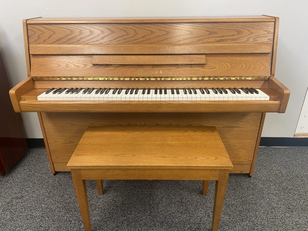 Used Yamaha M1E Oak Console front view