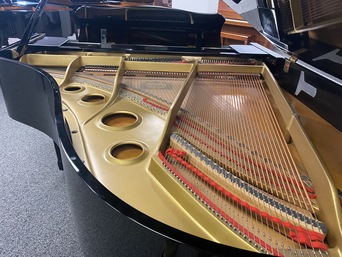 Yamaha G3PE grand piano full soundboard lid open