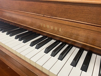 amaha M305 Queen Anne Walnut upright piano keys close
