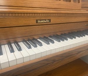Baldwin 635A upright piano Walnut keys close
