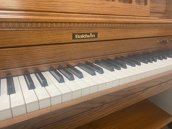 Baldwin 635A upright piano Walnut keys close