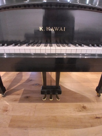 Kawai KG-2C used baby grand piano front view of keyboard