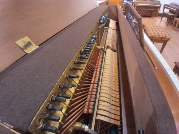 Baldwin Console Piano 1216009 soundboard hammers close view