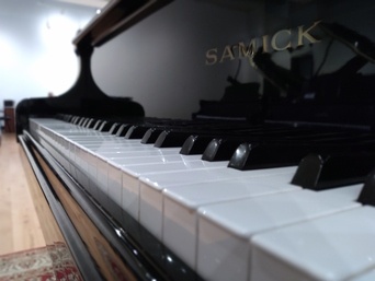Samick SIG-140A grand piano keys