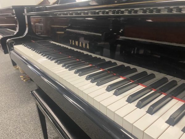 Yamaha GH1 B5302463 grand piano keys close