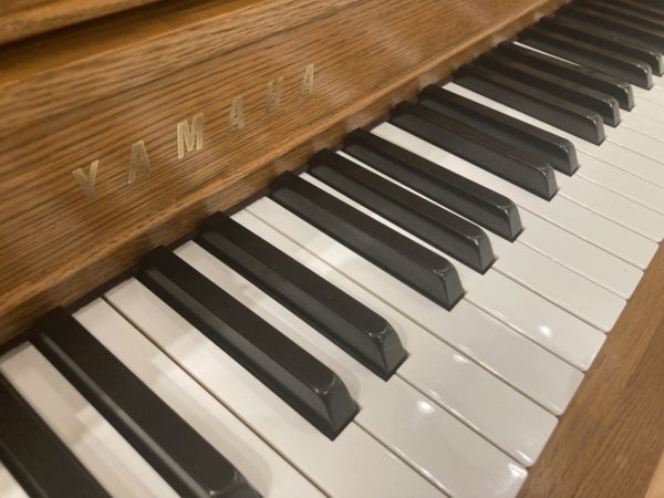 Yamaha M302 Oak Piano Keys View