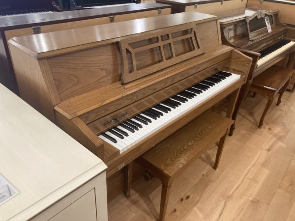 Yamaha M302 Oak Piano Left Side View