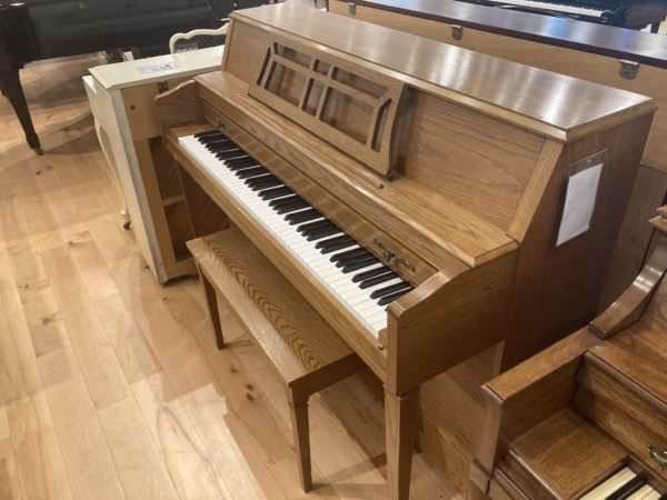 Yamaha M302 Oak Piano Right Side View