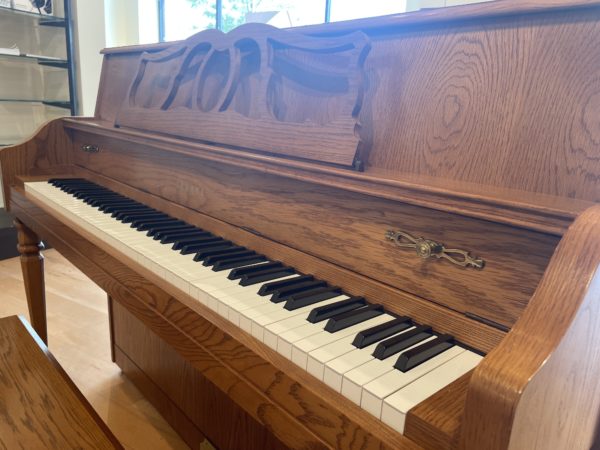 Yamaha M500 F Walnut Piano Keys View