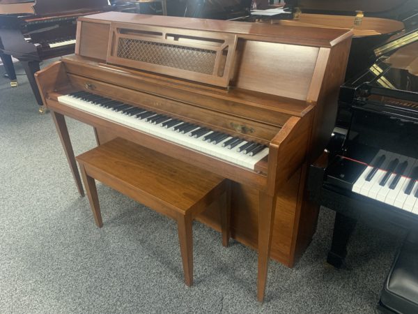 Yamaha M304 Piano Right Side View