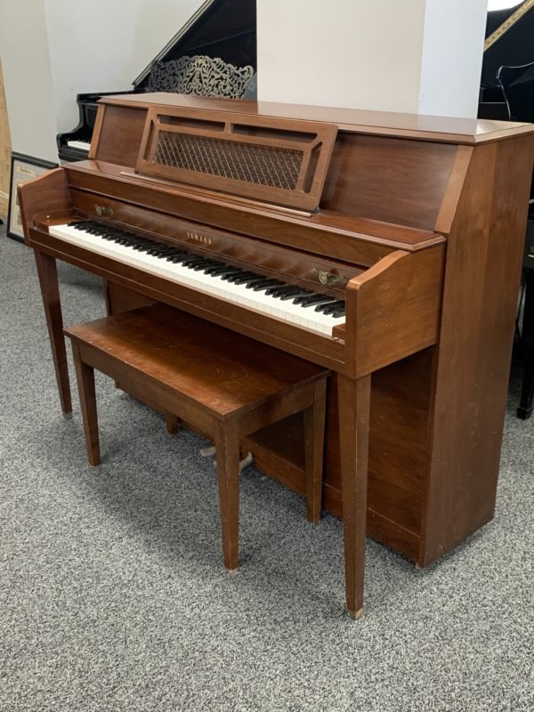 Yamaha M304 Piano Right Side View