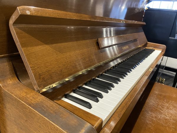 Yamaha USED U1 AW upright piano - keys