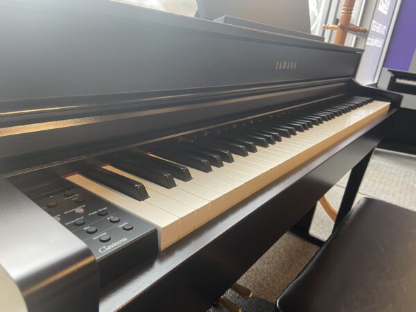 Yamaha CLP635R Clavinova digital piano USED - keys