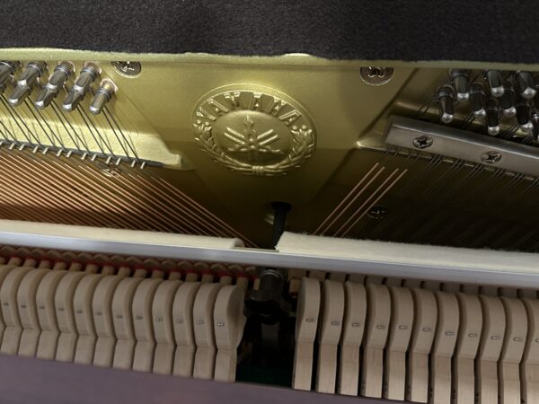 Yamaha M475IPDC USED upright piano - strings hammer logo